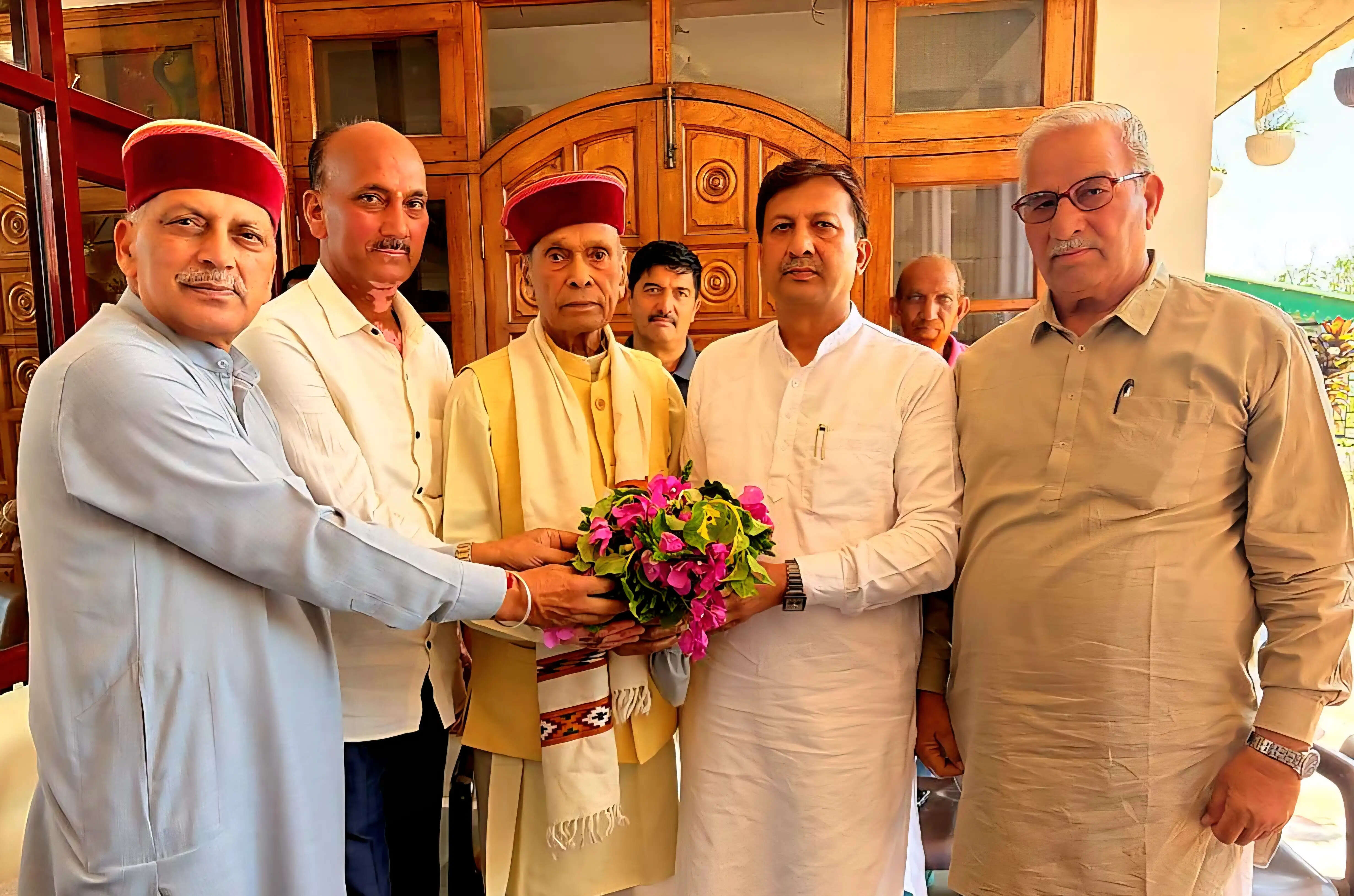 राज्यसभा सांसद डॉ सिकंदर ने प्रो. धूमल से की मुलाकात