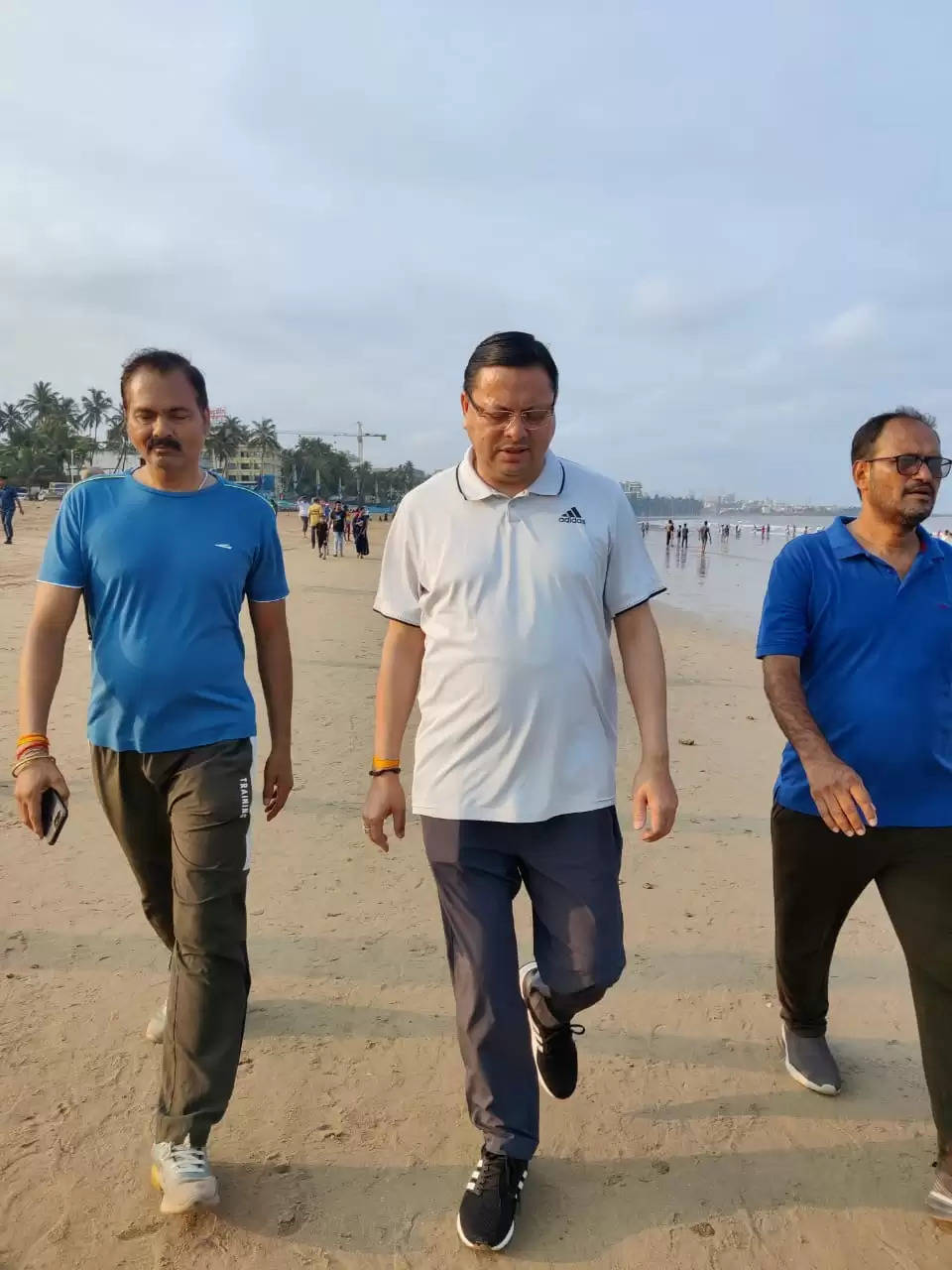 मुंबई में चुनाव प्रचार के बाद सुूबह सैर के दौरान जुहू बीच पहुंचे मुख्यमंत्री धामी
