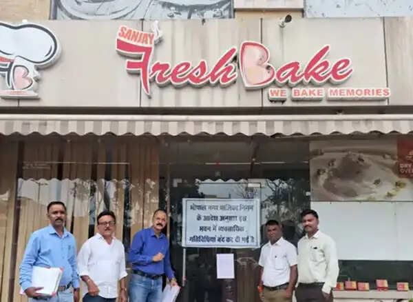 भोपाल में निगम की सीलिंग कार्रवाई के खिलाफ सड़कों पर उतरे व्यापारी, जमकर की नारेबाजी, पुलिस से हुई धक्का-मुक्की