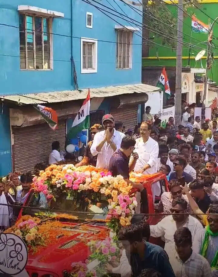 आसनसोल में मलय घटक के समर्थन में सांसद देव का रोड शो