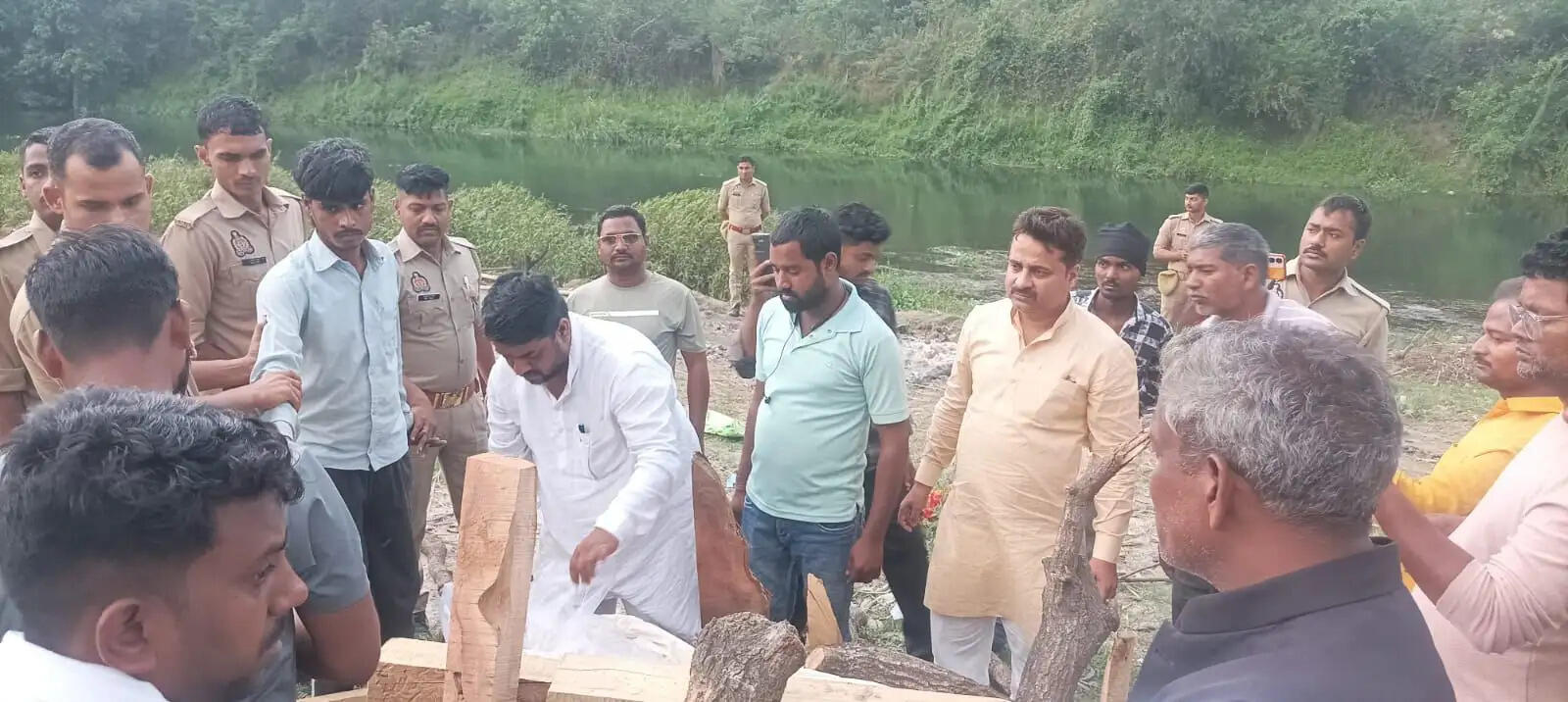 देवरिया : पुलिस कस्टडी में पति ने दी पत्नी और बच्चों को मुखाग्नि, घटना से दिल दहला