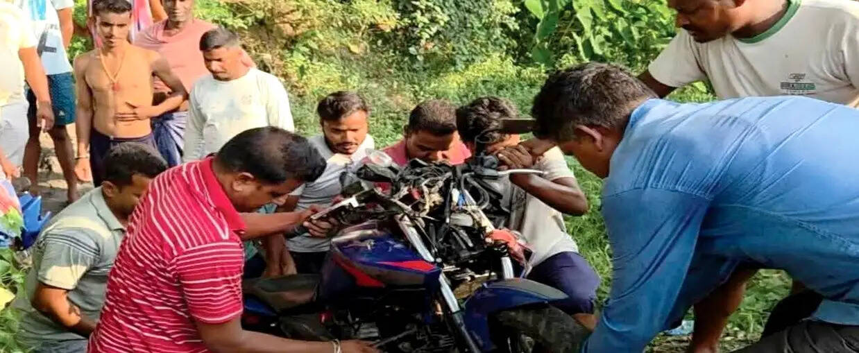 अनियंत्रित बाइक पेड़ से टकराई, दो की मौत