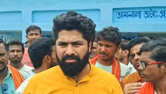 बाराबनी के आमनला प्राथमिक विद्यालय में छत का प्लास्टर गिरने से तीन बच्चे घायल