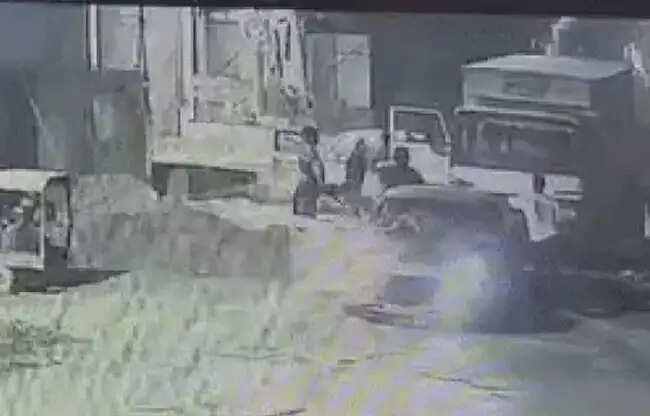 सोनीपत में बीच सड़क चालक से मारपीट, लूटपाट कर आरोपी फरार