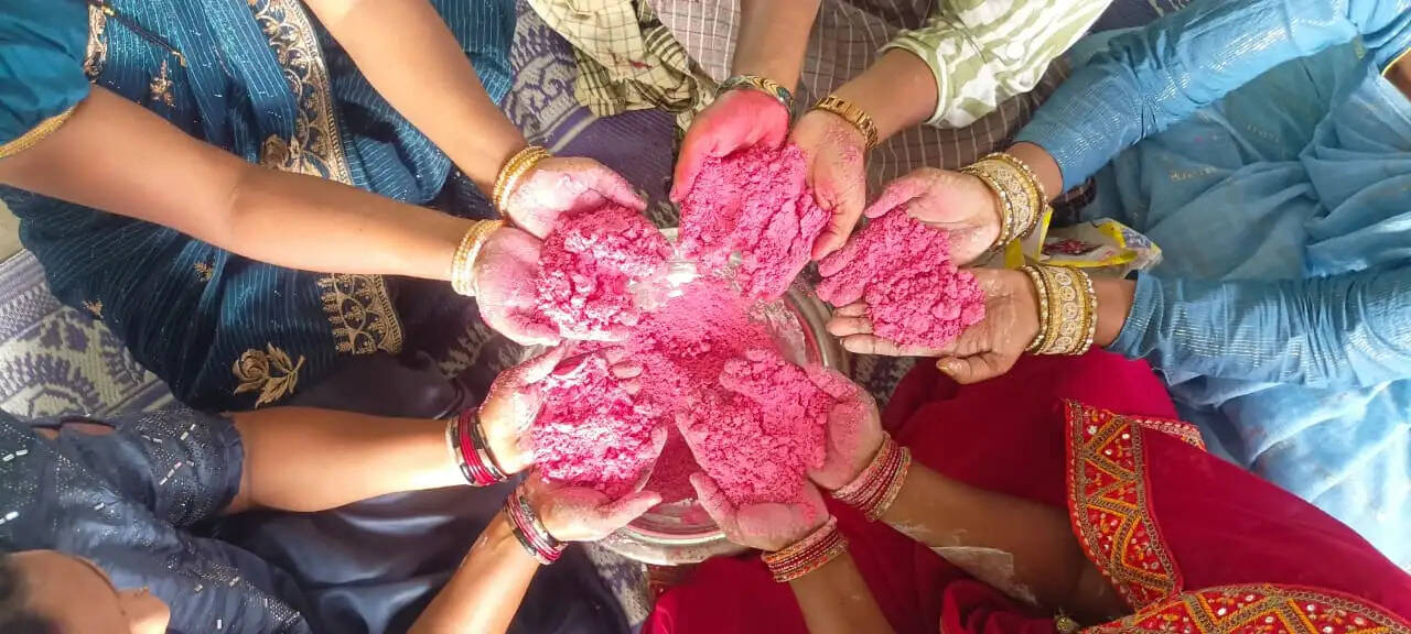 हर्बल गुलाल से आत्मनिर्भरता की ओर :&nbsp;समूह की महिलाएं पलास, चुकंदर एवं पालक के पत्तों से बना रही हर्बल गुलाल