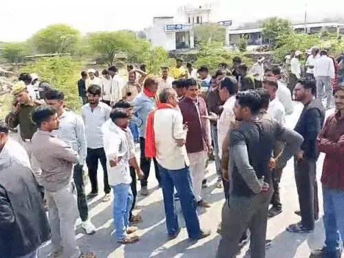 स्कॉर्पियो से टक्कर में पूर्व सरपंच की मौत, ग्रामीणों का प्रदर्शन