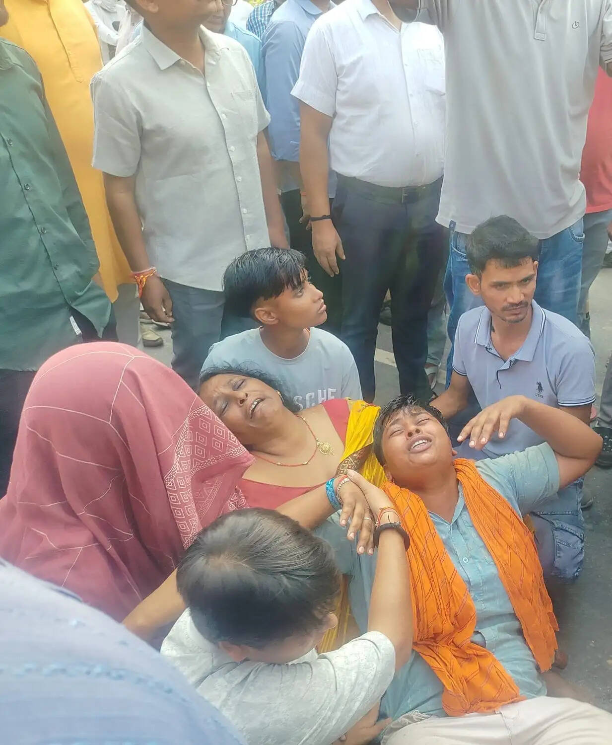 देवरिया : होने वाली बहू ने धरना स्थल पर पहुंचकर हत्यारोपियों की गिरफ्तारी की मांग की