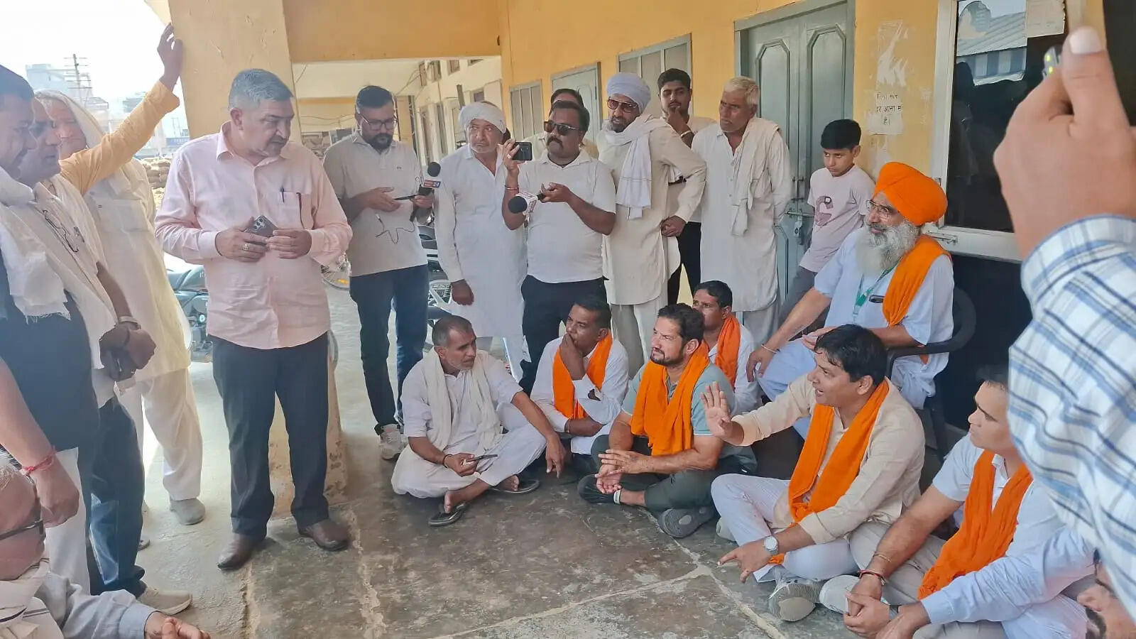कैथल: पूंडरी मंडी में धान खरीद को लेकर किसानों का प्रदर्शन