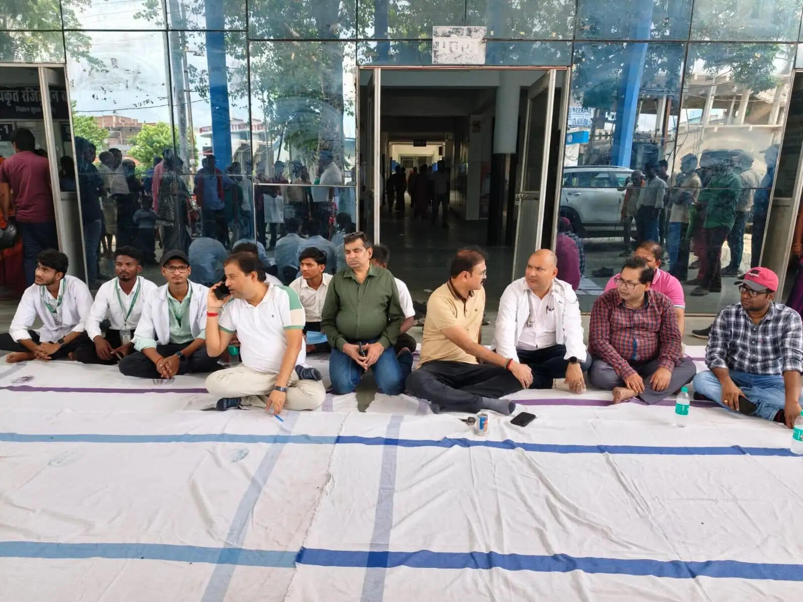 डॉक्टरों की सुरक्षा को लेकर सुपौल में चिकित्सकों का सांकेतिक ओपीडी बहिष्कार