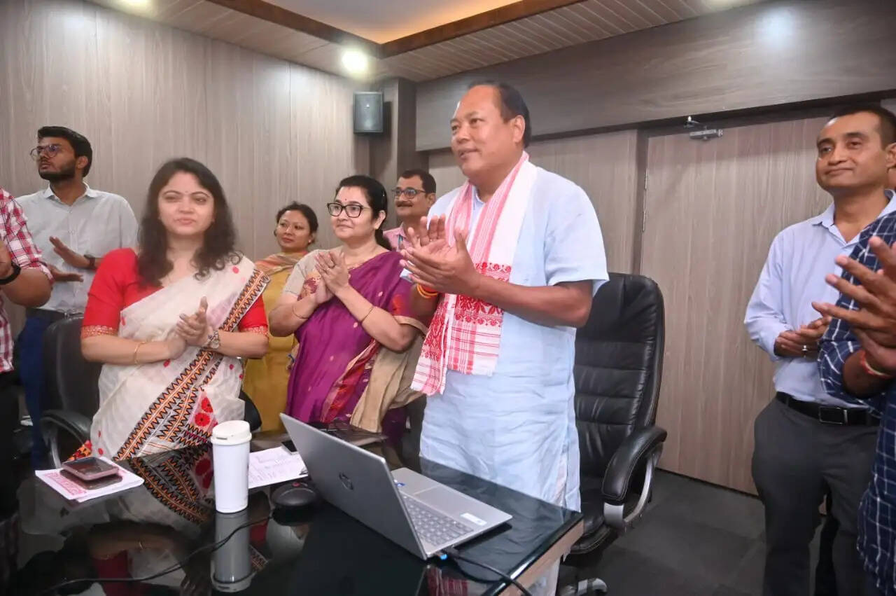 असम में रेशम उत्पादन क्षेत्र को डिजिटल मजबूती, मंत्री बिश्वजीत दैमारी ने डिजिटल प्रणाली का किया शुभारंभ