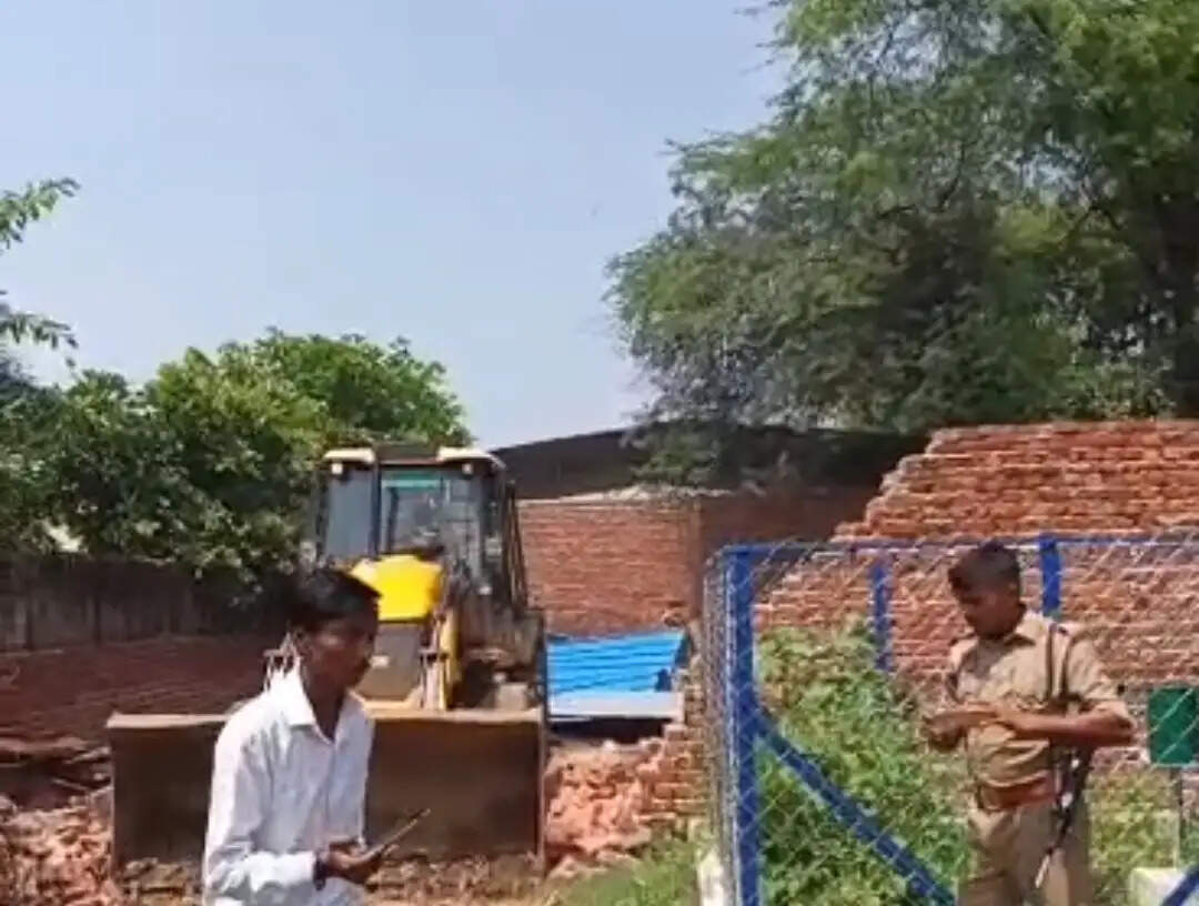 हाथरस : नायब तहसीलदार की मौजूदगी में जेसीबी से हटाया अवैध कब्जा