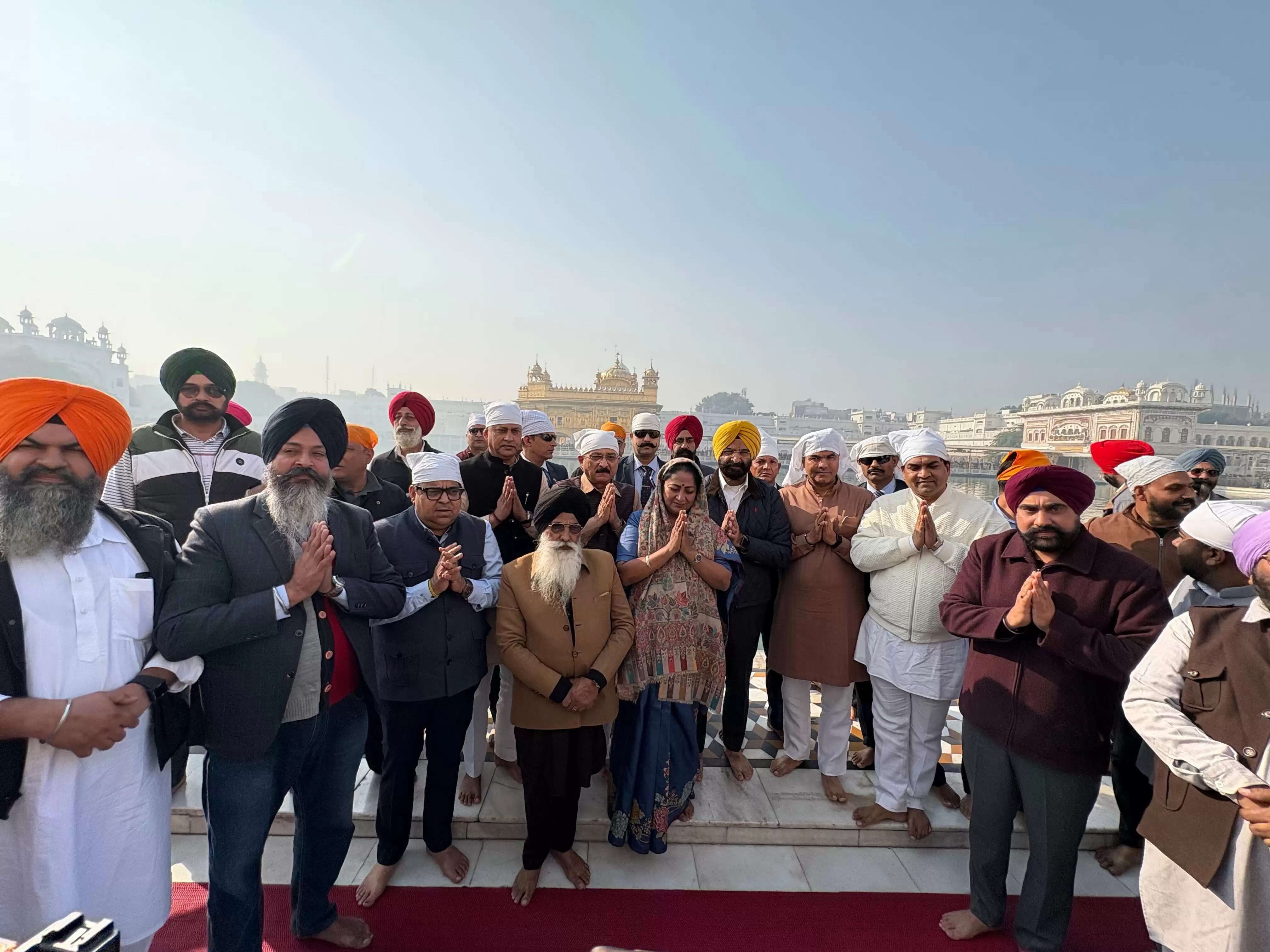 दिल्ली की मुख्यमंत्री ने कैबिनेट सहयोगियों के साथ स्वर्ण मंदिर में माथा टेका