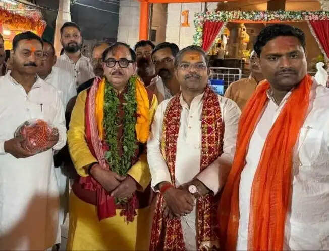 पूर्व केंद्रीय मंत्री महेंद्र पांडेय ने किए मां विंध्यवासिनी के दर्शन