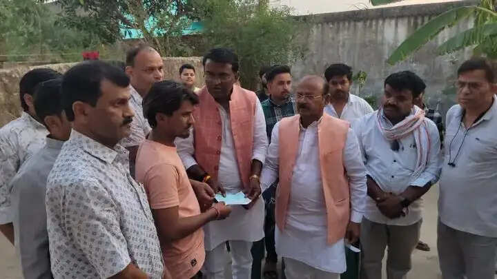 अनूपपुर: लॉज हादसे में राहत और बचाव कार्य समाप्त, मृतकों के परिजनों एवं घायलों को रेडक्रॉस का सौंपा चेक