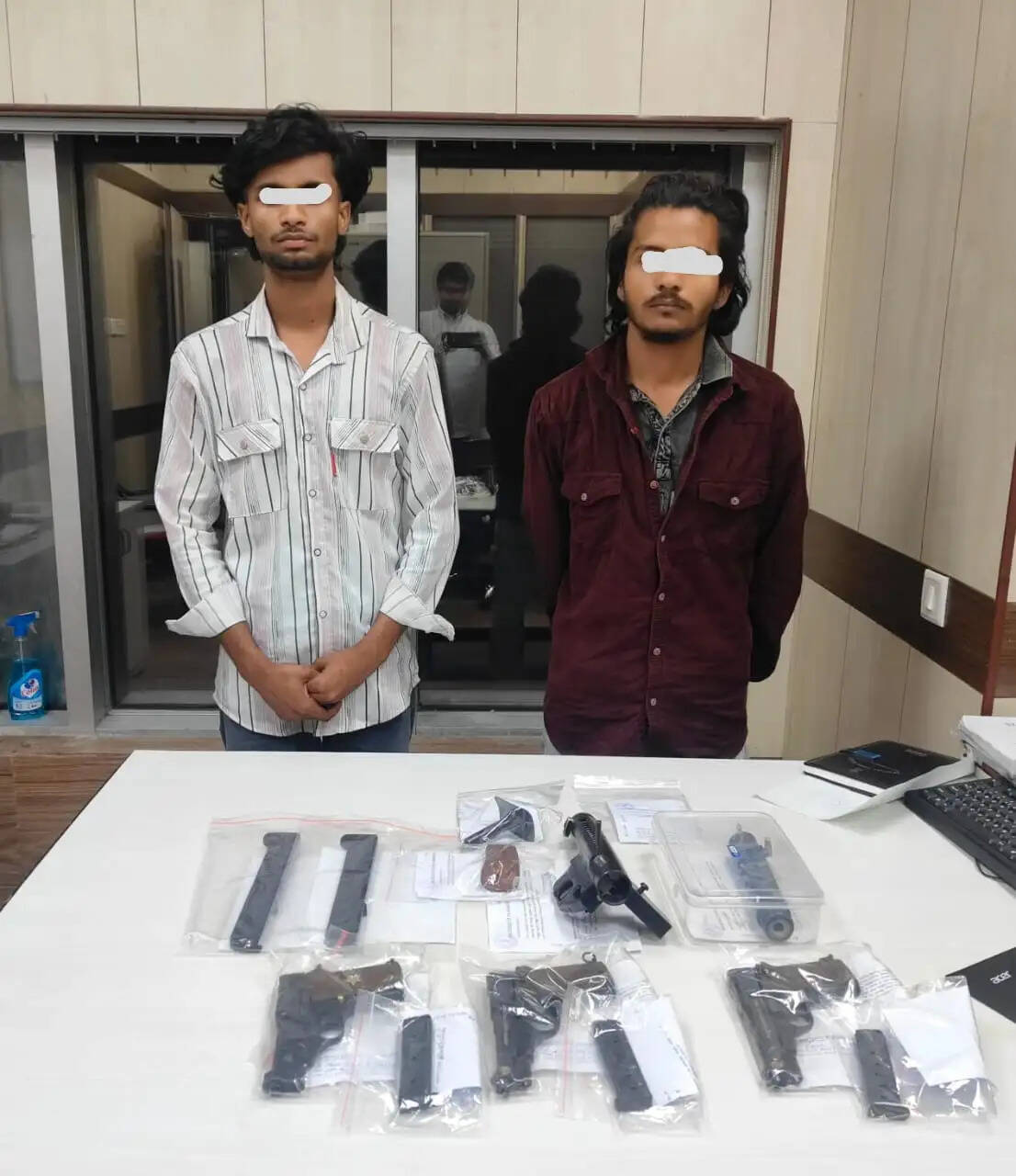 अवैध हथियारों के साथ बिहार के दो तस्कर गिरफ्तार, एसटीएफ ने कार्बाइन और तीन पिस्तौल बरामद कीं