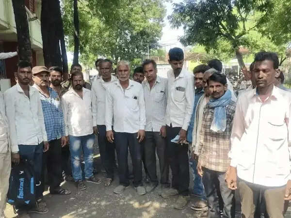 रायसेन:&nbsp;ट्रांसफार्मर चोरी के बाद तीन साल से बंद सबस्टेशन, बिजली संकट से परेशान ग्रामीणों का कलेक्ट्रेट पर धरना