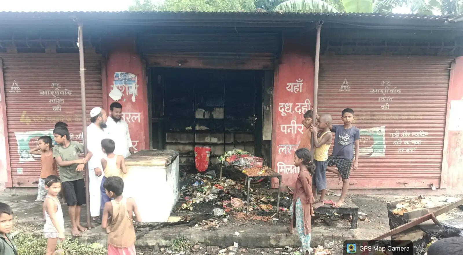 रामपुर दक्षिण में शॉर्ट सर्किट से जनरल स्टोर में लगी आग,लाखों का नुकसान