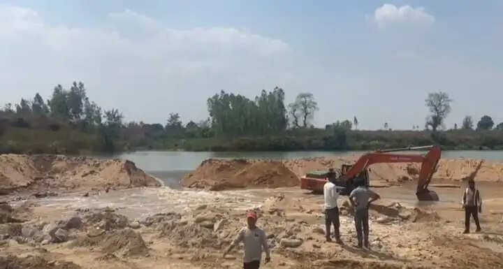 अनूपपुर: अडानी की कंपनी ने केवई नदी पर बांध बना रोका जल प्रवाह, कांग्रेस ने किया प्रदर्शन