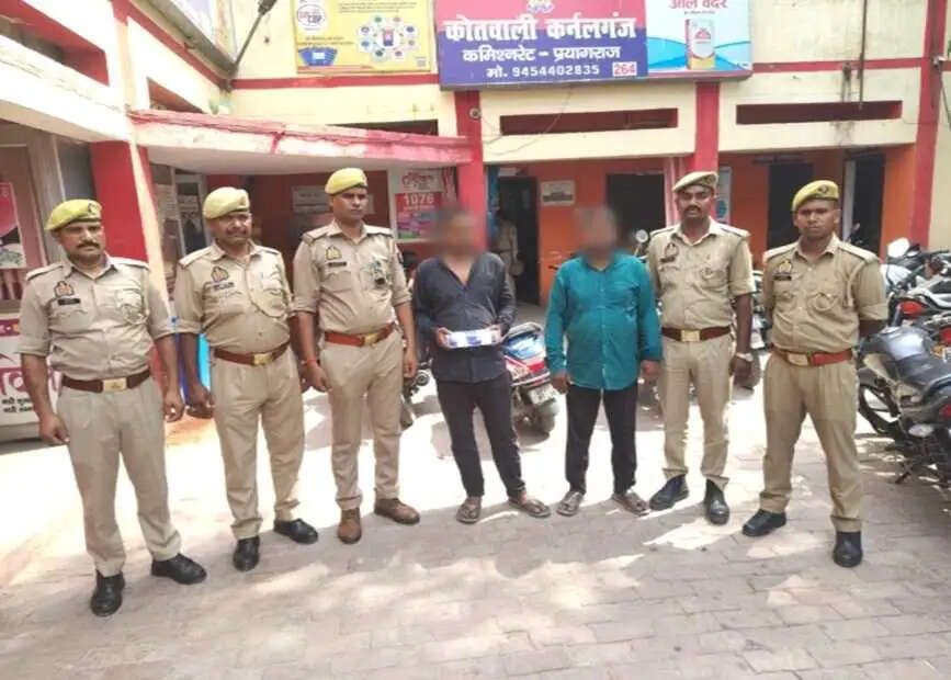पिता के हत्यारे दाेनाें बेटे गिरफ्तार, हत्या में प्रयुक्त तमंचा और बाइक बरामद