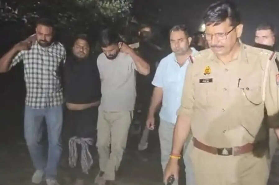 व्यापारी की हत्या में फरार आराेपित पुलिस मुठभेड़ में गिरफ्तार