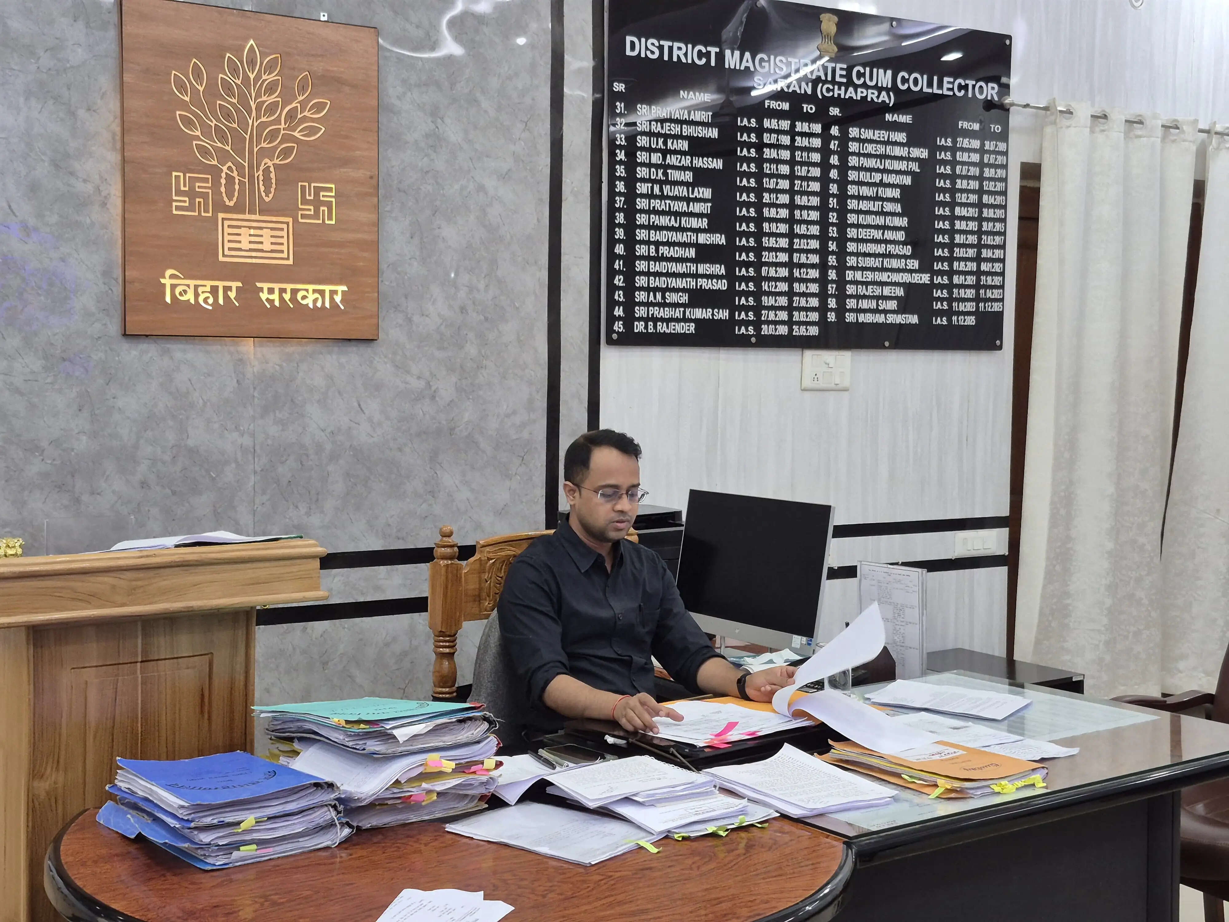 सोलर स्ट्रीट लाइट योजना की जिलाधिकारी ने किया समीक्षा