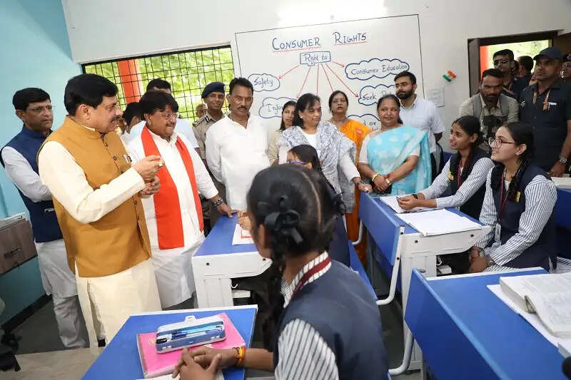 मप्रः इंदौर में स्कूल चले हम अभियान के तहत शासकीय शारदा कन्या विद्यालय पहुंचे मुख्यमंत्री
