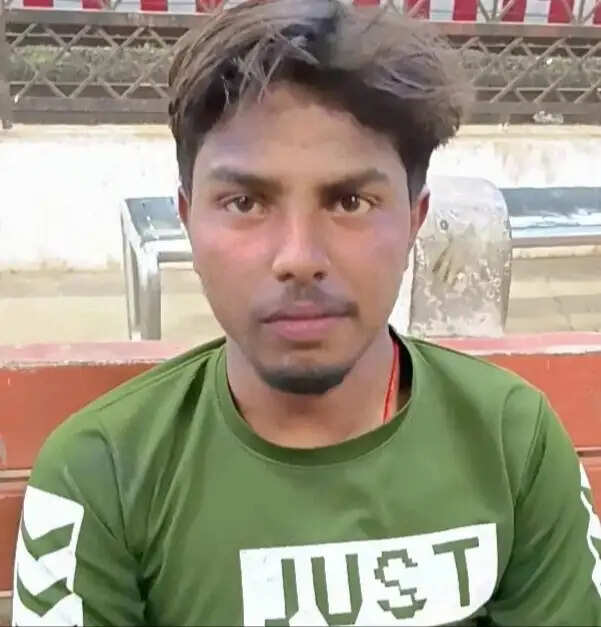 कमरे में फंदे से लटका मिला युवक, मौत
