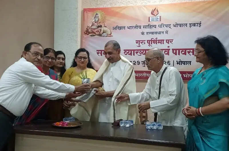 गुरु पूर्णिमा पर वरिष्ठ साहित्यकार डॉ. रामेश्वर मिश्र 'पंकज' का हुआ सम्मान