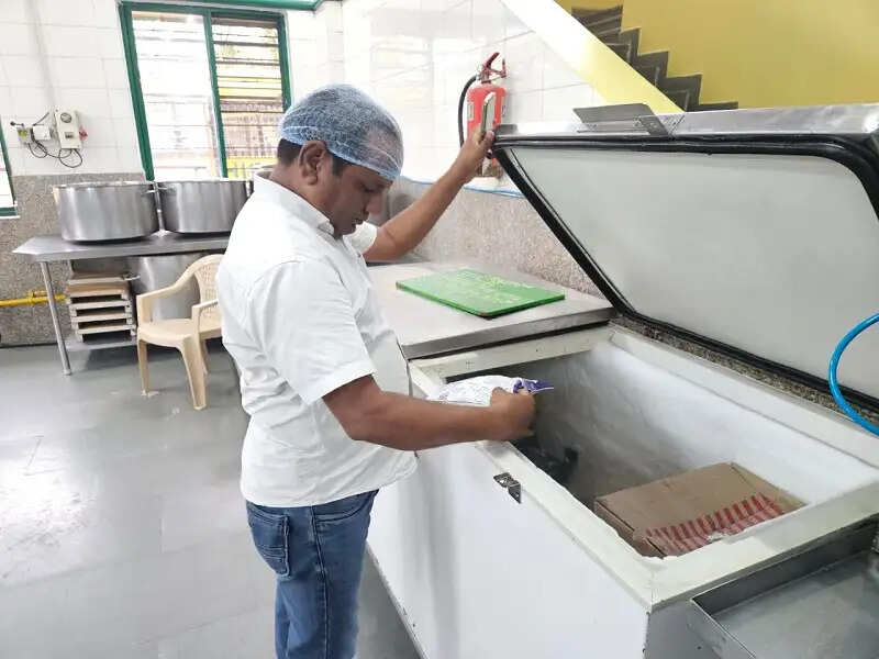 इंदौरः एक्सपायर मसाले और अनियमितताएं मिलने पर शिशुकुंज स्कूल झलारिया कैंपस का किचन सील