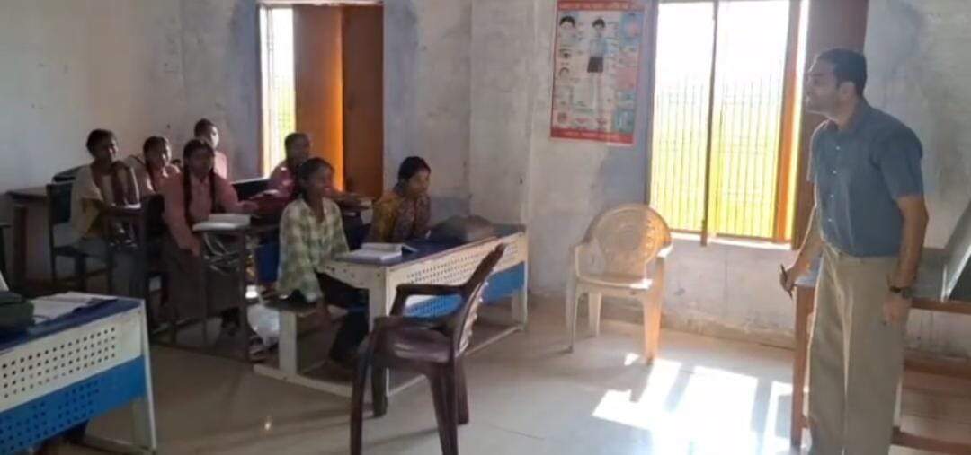 देवरिया : जिलाधिकारी ने लगाई पाठशाला, छात्र-छात्राओं को मन लगाकर पढ़ने की दी सीख