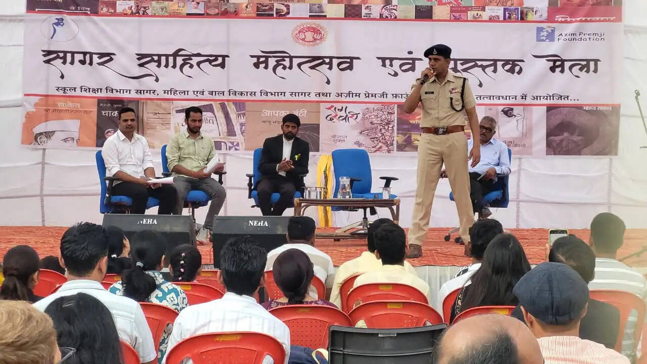 डिजिटल अरेस्ट केवल एक भ्रम: सागर साहित्य महोत्सव में एएसपी लोकेश सिन्हा ने साइबर ठगों की खोली पोल