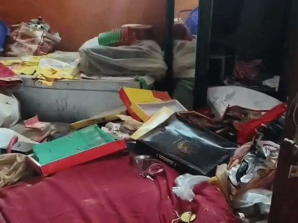 बाराबंकी में 1 करोड़ की बड़ी डकैती : बच्चों के मुंह पर टेप, महिलाओं को बंधक बनाकर 7 हथियारबंद डकैतों का तांडव