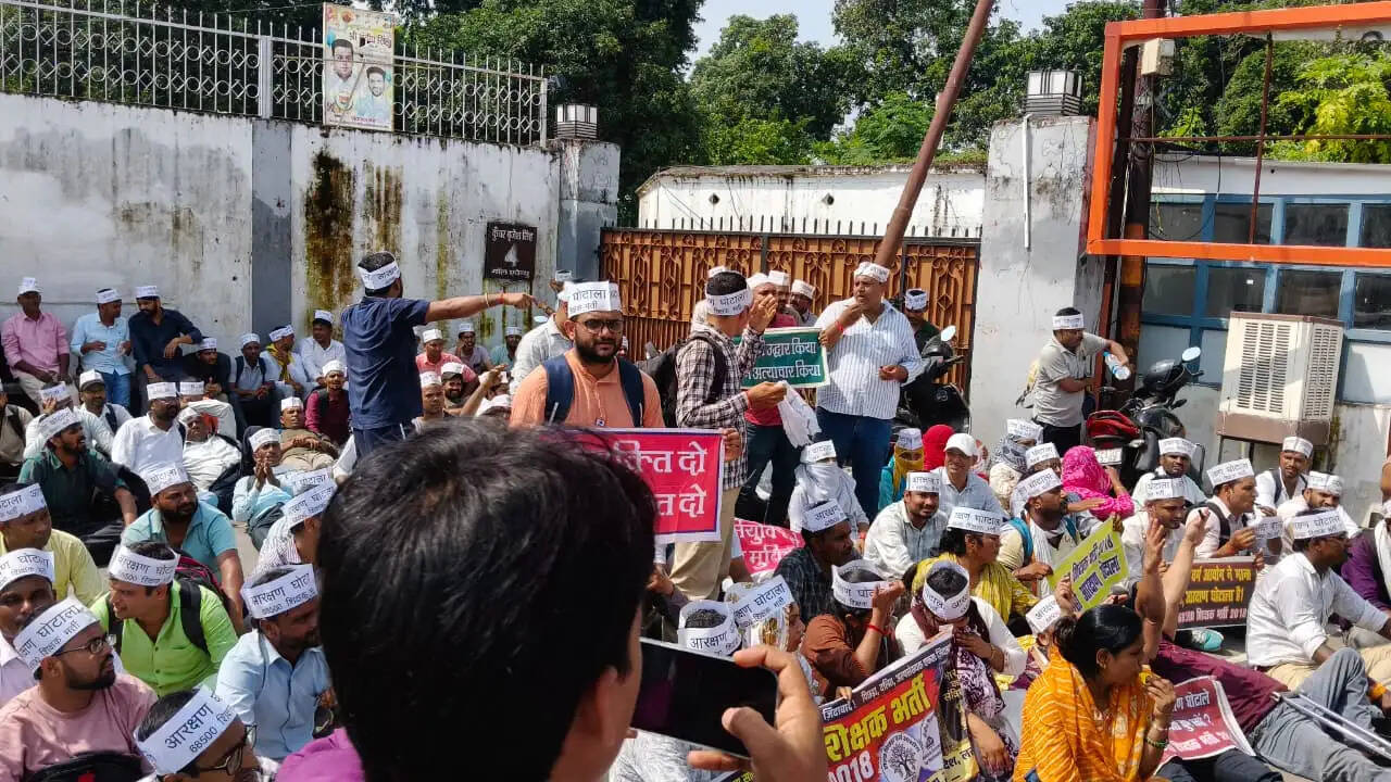 शिक्षक भर्ती मामला : आरक्षण विसंगति को लेकर शिक्षा मंत्री के आवास पर प्रदर्शन, पुलिस ने अभ्यर्थियों काे हिरासत में लिया
