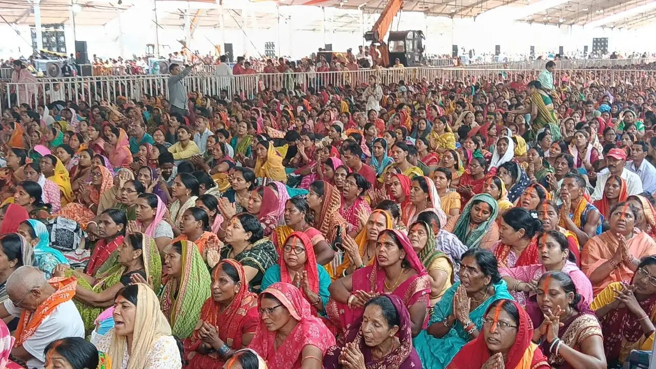 माता-पिता की सेवा करने वाली संतान को मिलती है जीवन में सुख और समृद्धि : प्रदीप मिश्रा