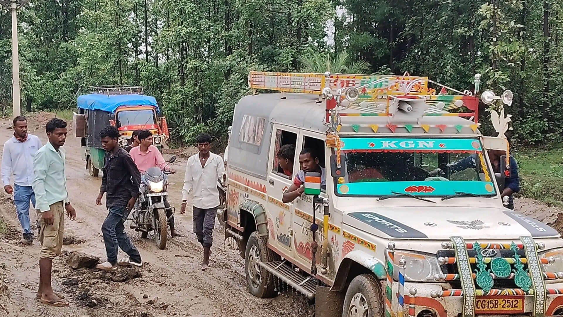 बलरामपुर : बारिश बनी मुसीबत, एनएच-343 पर कीचड़ में फंस रहे वाहन