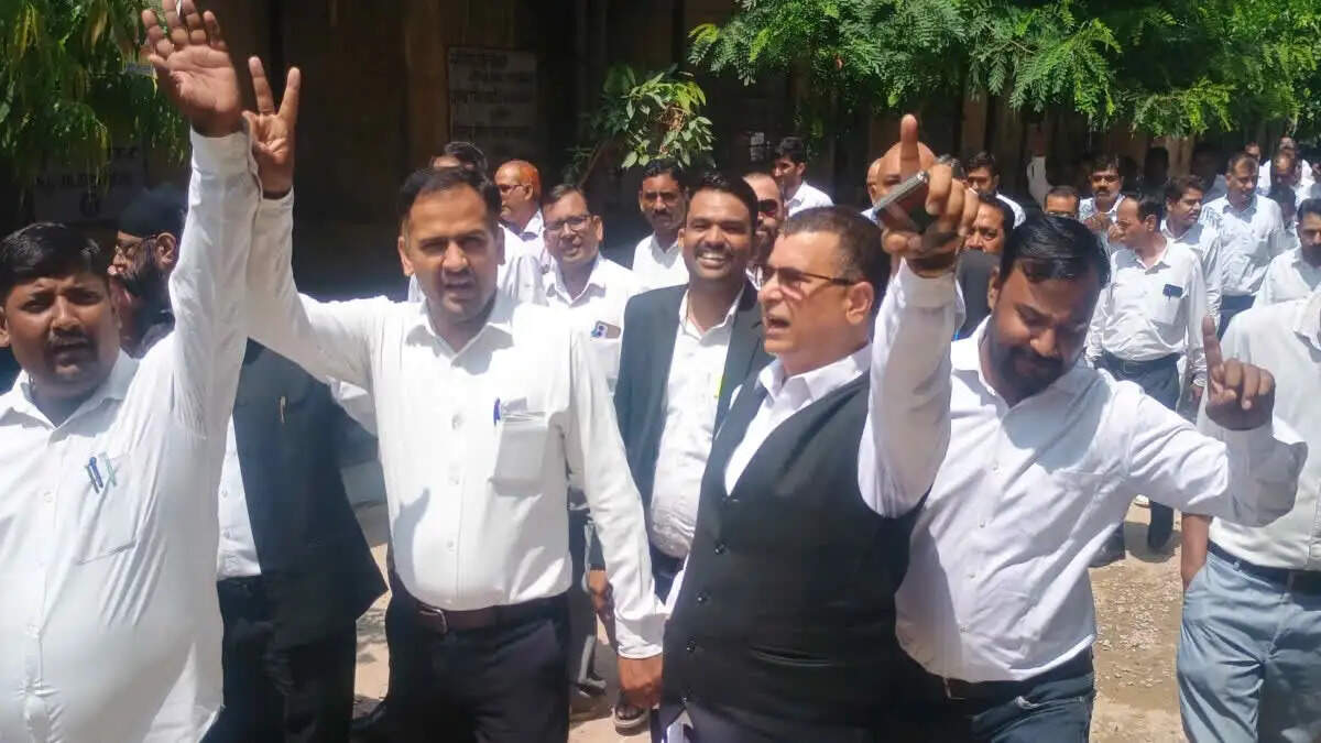 राजस्व वकीलों का आंदोलन उग्र: कलेक्ट्रेट बंद कर किया विरोध—प्रदर्शन