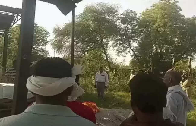 नारनौलः विंग कमांडर बाबूलाल को सैन्य सम्मान के साथ दी अंतिम विदाई