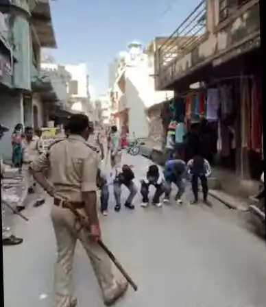 झाबुआः थांदला पुलिस ने शरारतियों का किया अच्छा इलाज; कान पकड़कर लगवाई ऊठक बैठक