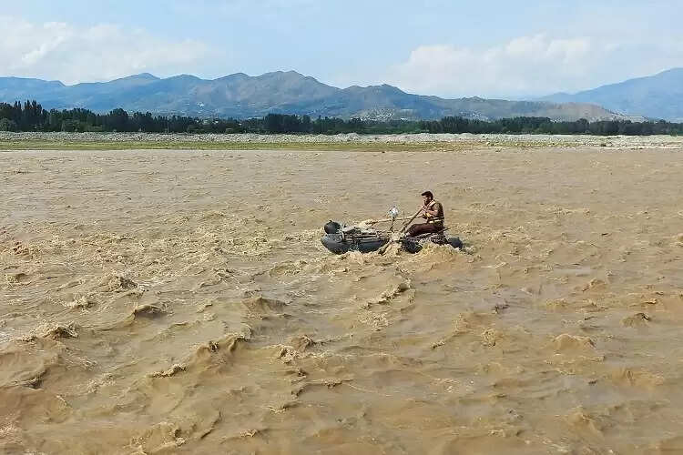 पाकिस्तान में भारी बारिश और बाढ़ ने ली 32 लोगों की जान, बचाव व्यवस्था पर उठे सवाल