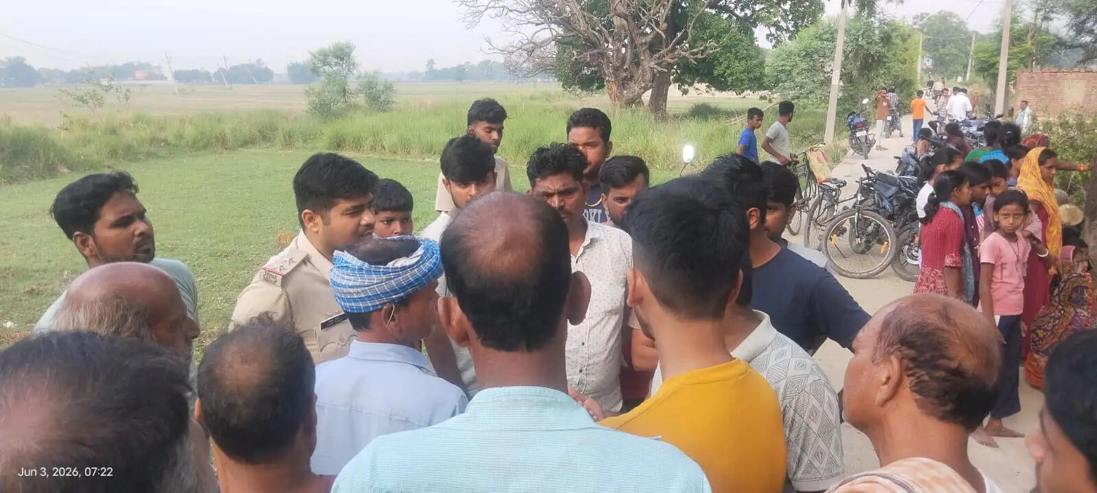 घर के बाहर सो रहे युवक का गला रेतकर कत्ल, पिता के बगल में हुई हत्या