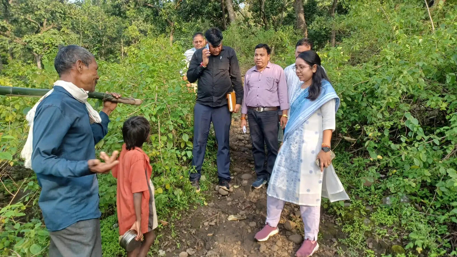 अनूपपुर: वाटरशेड योजना के विकास कार्यों एवं नादपुर के कस्टम हायरिंग सेंटर का जिला पंचायत सीईओ ने किया निरीक्षण