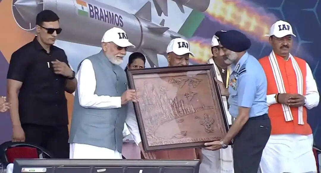 काशी के&nbsp;नमो&nbsp;घाट&nbsp;से प्रधानमंत्री ने देखा ‘विंग्स ओवर गंगा’ एयर शो,100 विमानों ने दिखाए हैरतअंगेज करतब