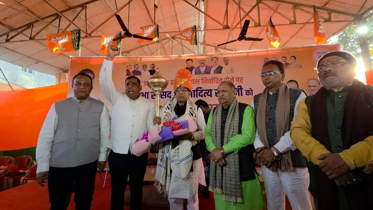 भाजपा का नए प्रदेश अध्‍यक्ष का कार्यकर्ताओं ने ढोल-नगाडा बजाकर किया सम्मान