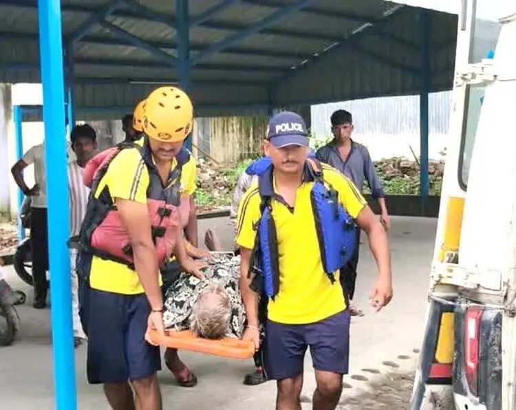 गंगनहर के तेज बहाव में बहा बुजुर्ग, सुरक्षित रेस्क्यू