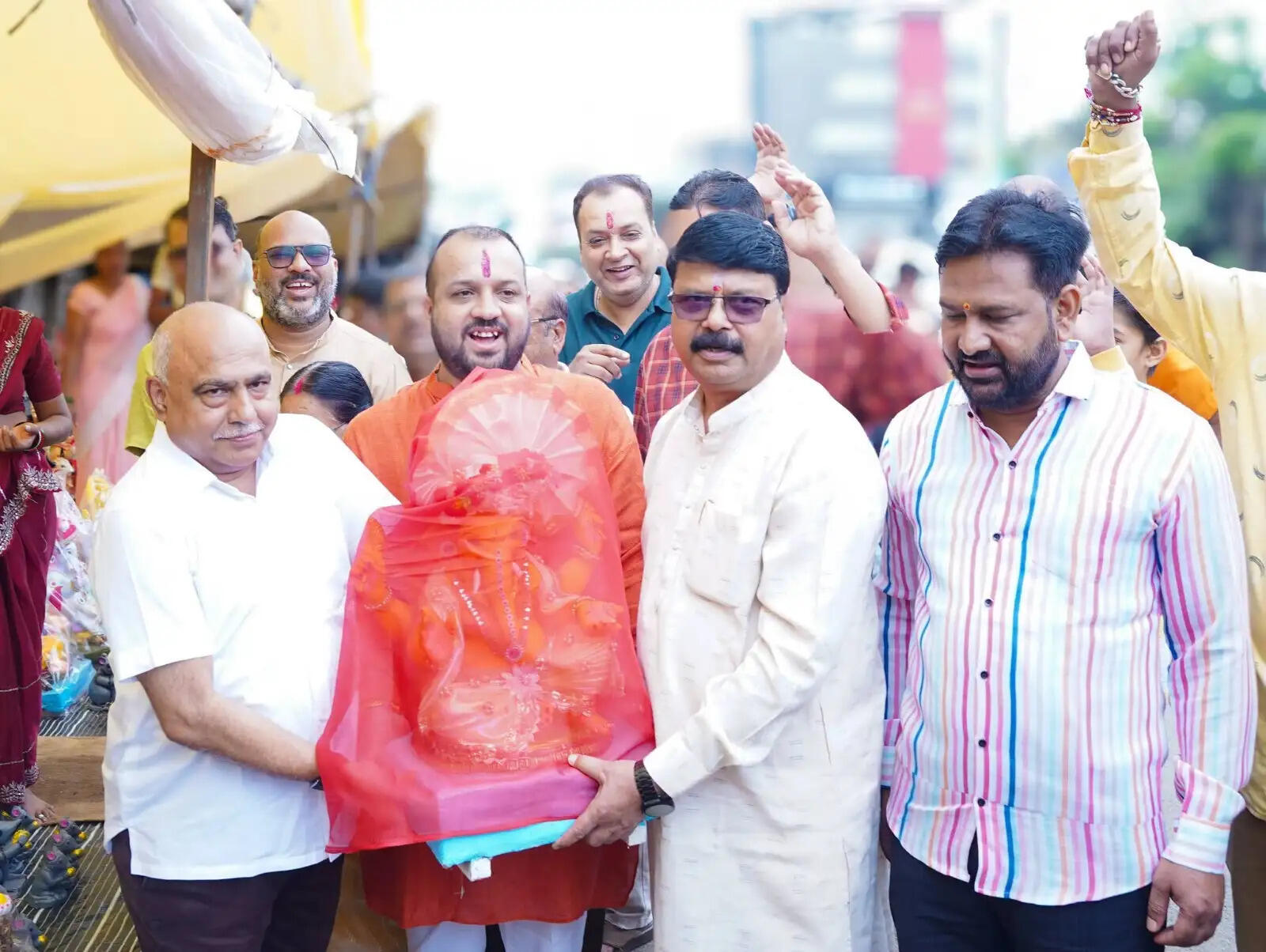 भाजपा प्रदेश अध्यक्ष&nbsp;ने&nbsp;बैतूल में स्थानीय कलाकार से&nbsp;खरीदी&nbsp;माटी की गणेश प्रतिमा,&nbsp;पर्यावरण और लोकल कला का&nbsp;दिया संदेश