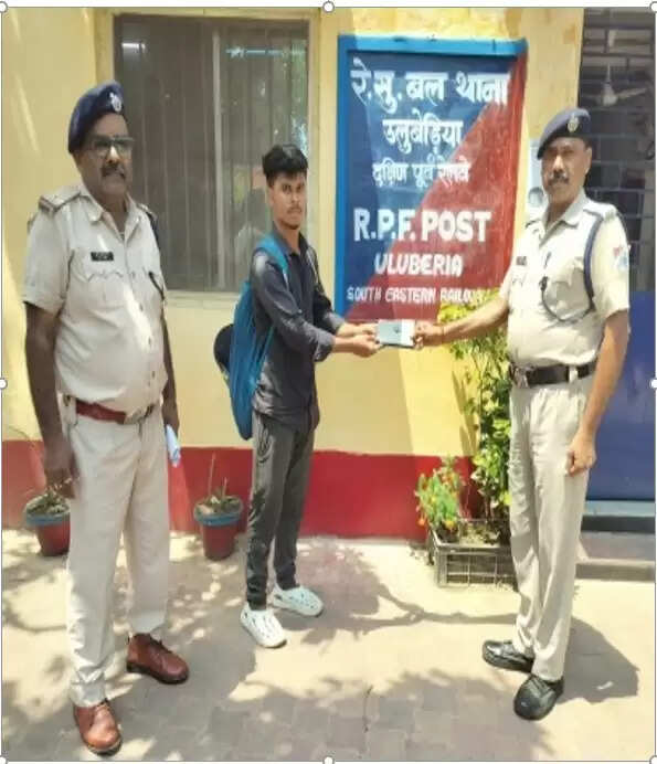 दक्षिण पूर्व रेलवे में आरपीएफ ने यात्रियों का खोया सामान लौटाया