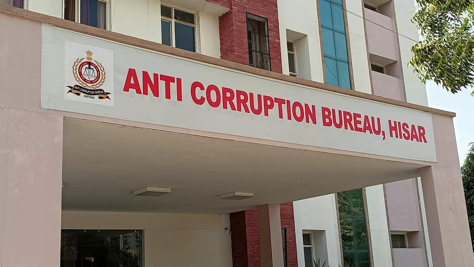 हिसार में रिश्वत लेता पुलिस सब इंस्पेक्टर रंगे हाथों गिरफ्तार