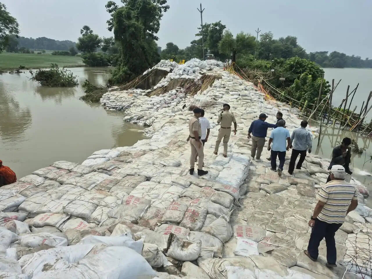 सारण में माही नदी के क्षतिग्रस्त तटबंध की मात्र दो दिनों में हुई मरम्मत, उपमुख्यमंत्री ने किया स्थलीय निरीक्षण
