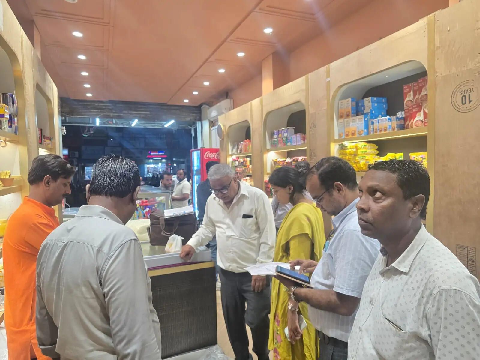 जबलपुर : राजस्व पुलिस और खाद्य सुरक्षा अधिकारियों की टीम ने की कई खाद्य प्रतिष्ठानों की जांच