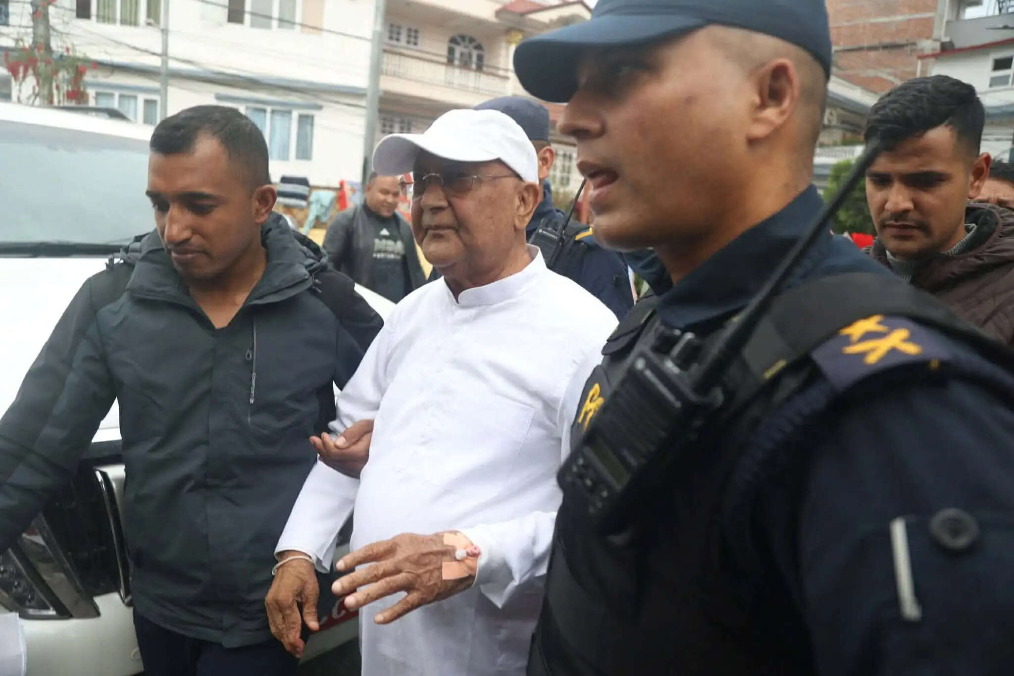 गिरफ्तारी के बाद पूर्व प्रधानमंत्री ओली अस्पताल में भर्ती